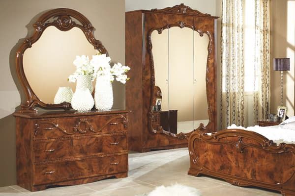 Комод с зеркалом, Тициана