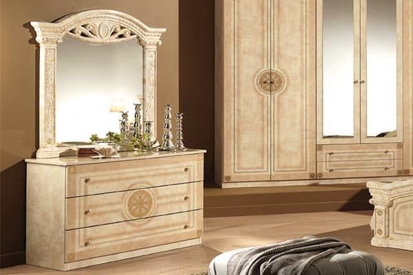 Комод с зеркалом, Рома