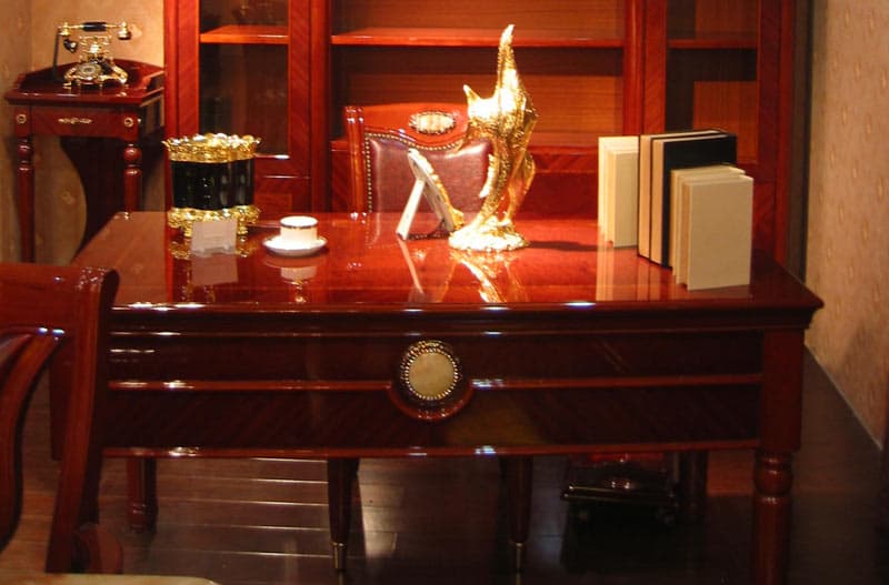 стол письменный мебельной фабрики Джиада, цвет:орех