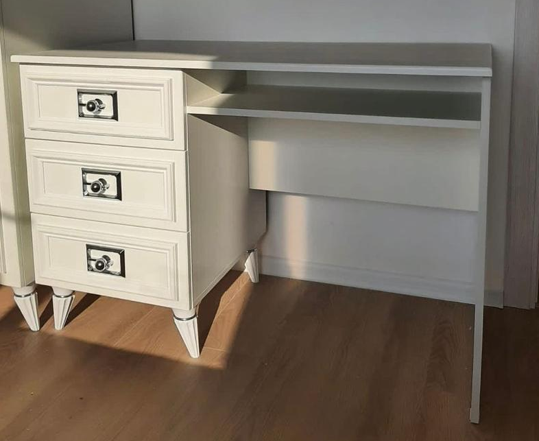 Стол письменный (бел.-сереб.) молодежная комната «Виктория»