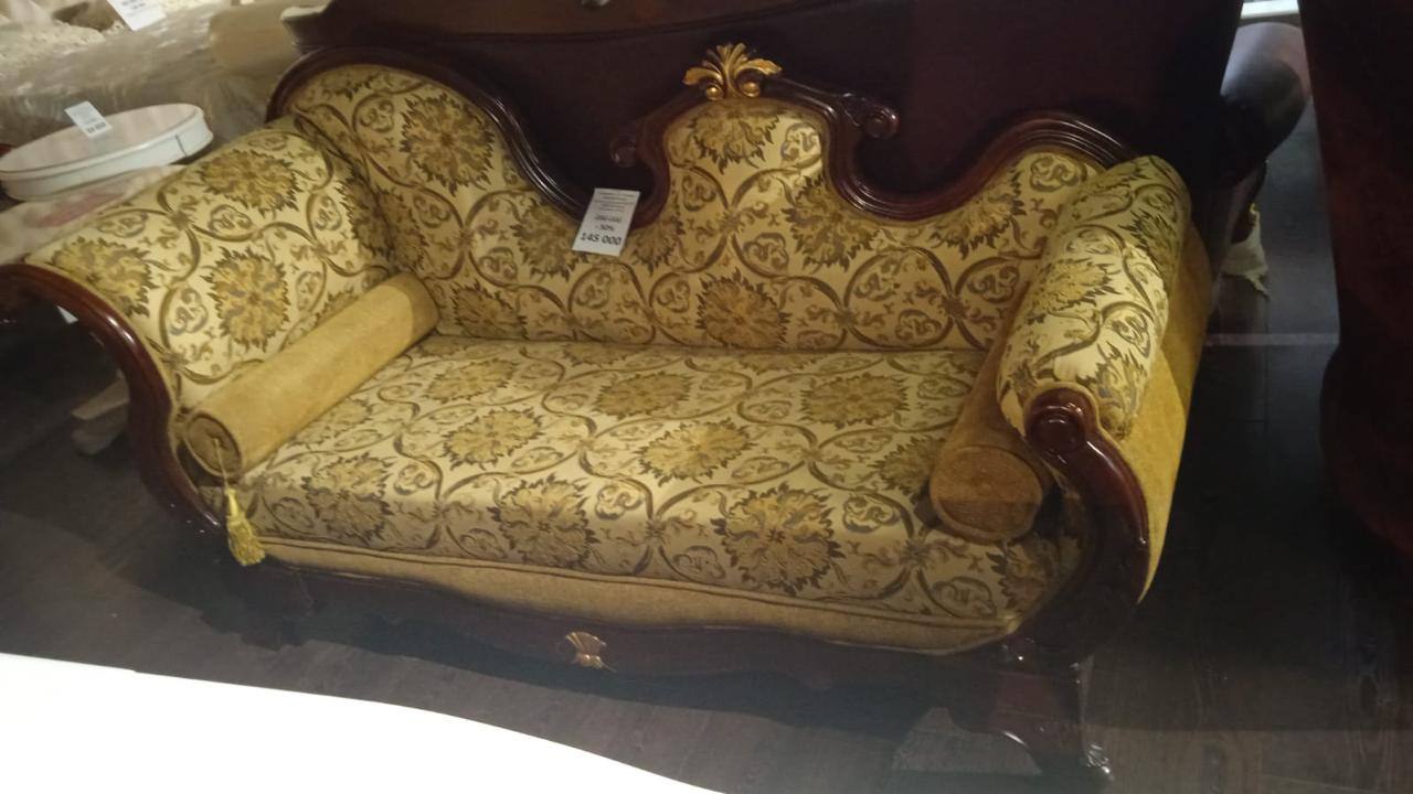 Оттоманка (ткань) Carpenter 216 А (орех, массив, сусальная позолота)